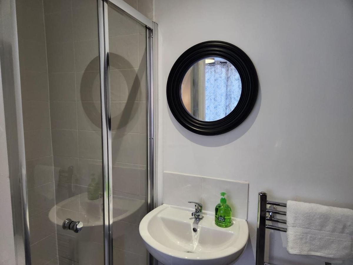 White House Ensuite Double Bedroom Warrington  Buitenkant foto