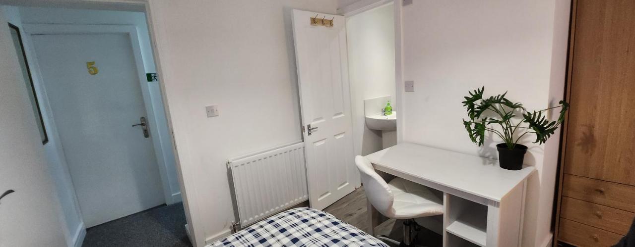White House Ensuite Double Bedroom Warrington  Buitenkant foto